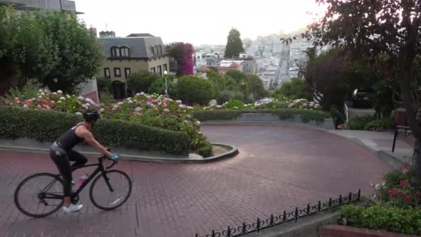 Fit Vrouw Rijden Een Fiets Lombard Straat San Francisco Beroemde — Stockvideo