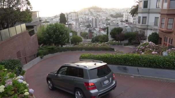 Αυτοκίνητο Οδήγηση Κάτω Lombard Δρόμο Στο Σαν Φρανσίσκο Περίφημο Croockedest — Αρχείο Βίντεο