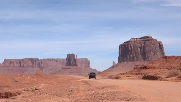 Camión Negro Conduciendo Camino Tierra Monument Valley Utah — Vídeo de stock