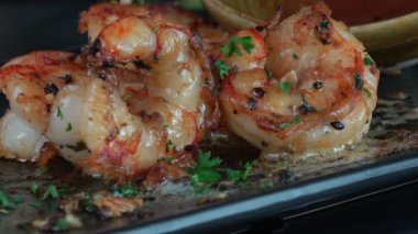 Cızırdayan sarımsaklı karides, tereyağı sosu.