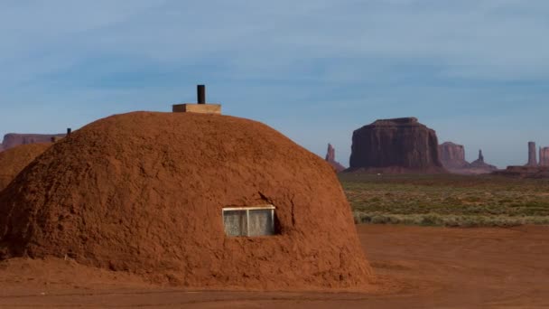 Utah Anıt Vadisi Nde Geleneksel Yerli Navajo Hogan — Stok video