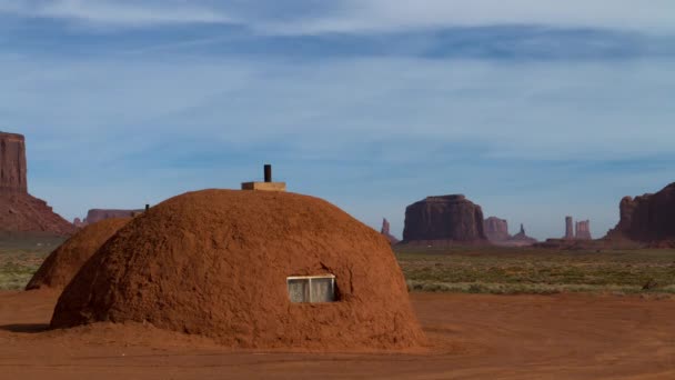 Utah Taki Anıt Vadisi Nde Geleneksel Navajo Hogan — Stok video