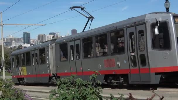 San Francisco Muni Trem Saindo Estação Dolores Park — Vídeo de Stock