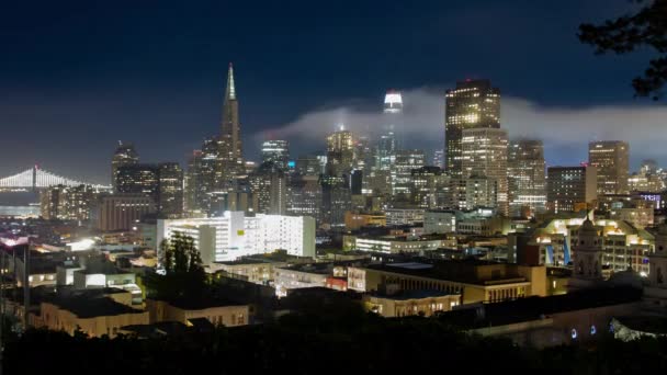 Σαν Φρανσίσκο Στο Κέντρο Του Ορίζοντα Χαμηλή Ομίχλη Νύχτα — Αρχείο Βίντεο