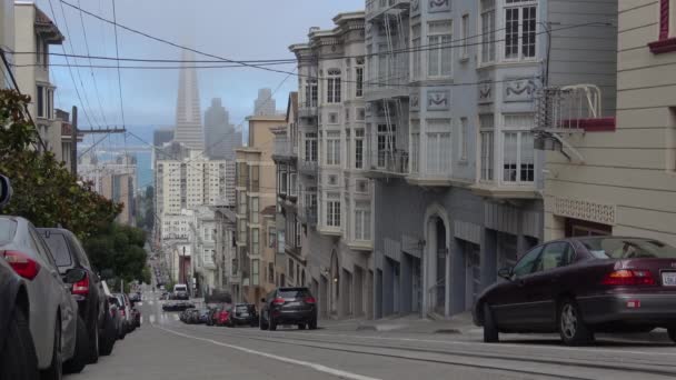 サンフランシスコ市内の道路の丘のケーブルカー — ストック動画