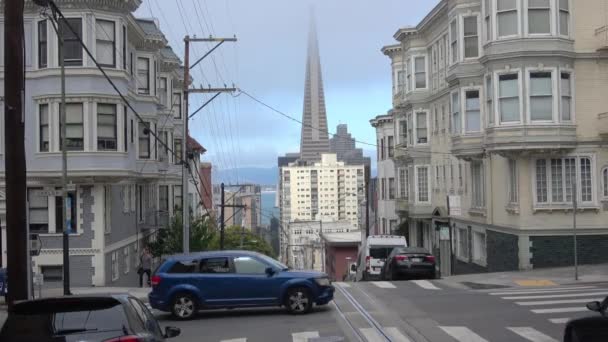 サンフランシスコの丘をサイクリング — ストック動画