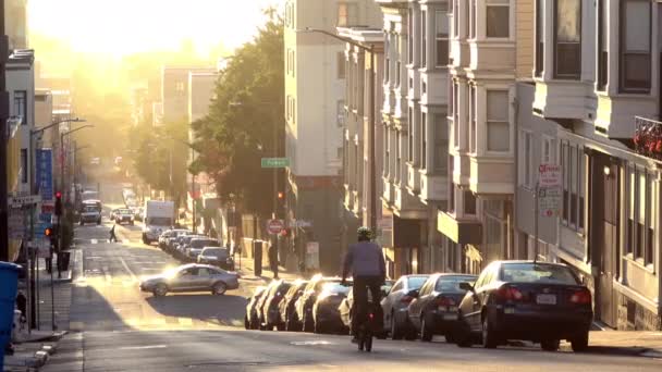 Fietsen Door Heuvels Van San Francisco Ochtendzon — Stockvideo