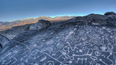 Bishop, California 'daki antik kutsal petroglyph' de gün doğumu
