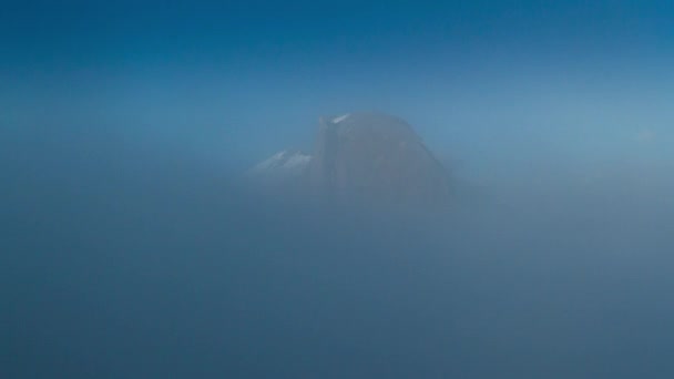 Hälften Kupol Yosemite Valley National Park Avslöjas Bland Molnen Antenn — Stockvideo