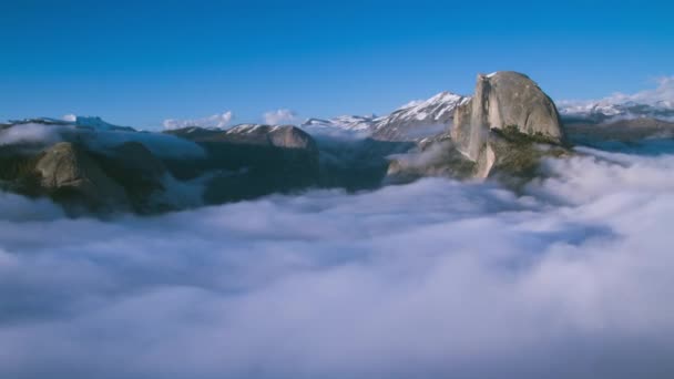 Half Dome Nel Parco Nazionale Della Yosemite Valley Tra Nuvole — Video Stock