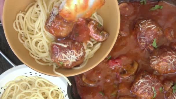 Служіння Італійскому Спагетті Фрикадельок Томатному Соусі Розтертим Пармезанським Сиром — стокове відео