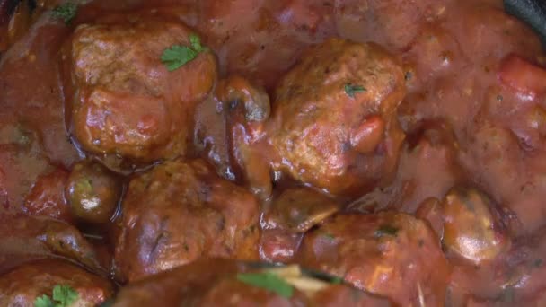 Espaguetis Albóndigas Con Queso Parmesano Salsa Tomate Cociendo Una Sartén — Vídeos de Stock