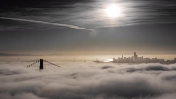 Most Golden Gate Niską Mgłą Wirującą Wschodzie Słońca — Wideo stockowe