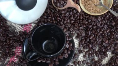Barista sıcak Fransız kahvesi demliyor.