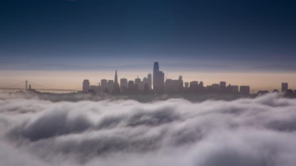 Ciudad San Francisco Skyline Con Niebla Baja — Vídeo de stock