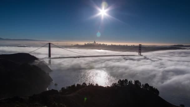 Golden Gate Bridge Con Bassa Nebbia Vorticosa All Alba — Video Stock