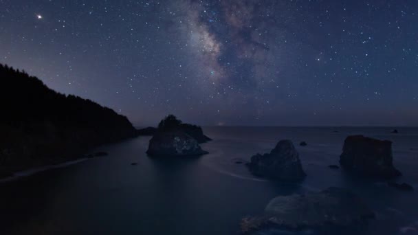 Melkweg Nacht Hemel Boven Oregon Kust Stapel Eiland — Stockvideo