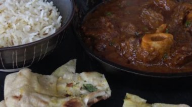 Hint Keçi Körisi ile Naan