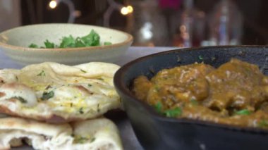 Hint Tavuğu Korma Körisi ile Naan