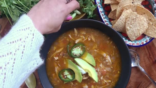 Comendo Sopa Frango Picante Com Pimentas Linha — Vídeo de Stock