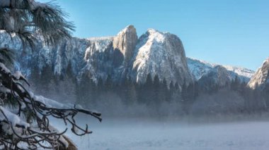 Yosemite Vadisi panoramik kış manzarası don kaplı ağaçlar ve dikey granit kayalıklar