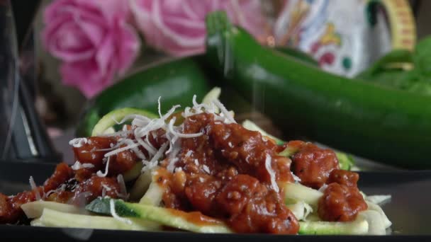 Fideos Calabacín Con Salsa Carne Queso Parmesano — Vídeos de Stock