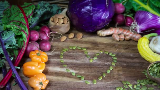 Healthy Heart Stop Motion Animación Con Frutos Secos Verduras — Vídeos de Stock