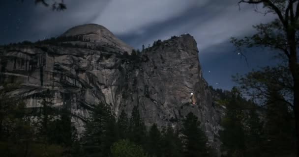 Hegymászó Fényszórók Északi Kupola Szikláján Yosemite Nemzeti Parkban Éjszaka — Stock videók