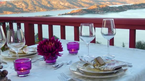 夕暮れ時のロマンチックなテーブルセッティング屋外での食事 — ストック動画
