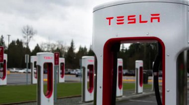 Arlington, Washington 'daki Tesla Supercharger istasyonunda bulutlar var.