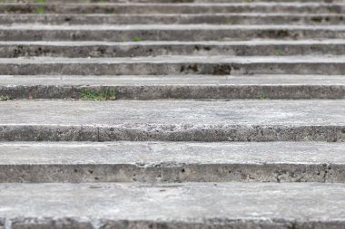 Eski, geniş ve yıpranmış gri beton merdiven yapısı. Merdiven kompozisyonu, doku, arkaplan