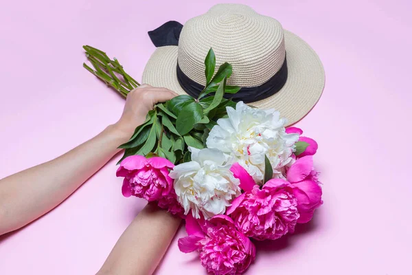 Sombrero Paja Con Cinta Negra Ramo Peonías Manos Femeninas Aisladas — Foto de Stock