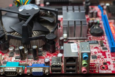 PCU soğutuculu ve portlu ana kartın üst görüntüsü. USB, VGA, DVI, ethernet, ses portları. Yakın plan, arkaplan fikri