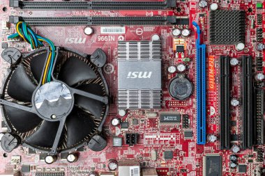 Ukrayna - 25 Nisan 2020: İşlemci ve SD kartlı PC ana kartının üst ve yakın görüntüsü. Donanım parçaları. Arkaplan