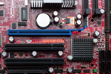 Ukrayna - 25 Nisan 2020: bilgisayar ana kartı bileşenleri. Donanım parçaları. Üst görünüm, arkaplan, yakın plan