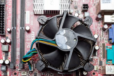 Ukrayna - 25 Nisan 2020: Bilgisayarın ana kartına bağlı PCU soğutucusunun yakın çekimi. Üst görünüm, arka plan fikir kavramı