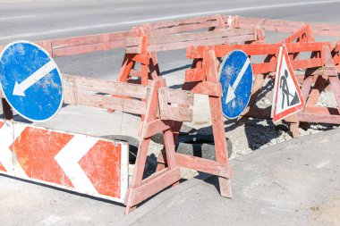 Yolun bir kısmı iş için kullanılıyor ve yol çalışması tabelasıyla işaretlenmiş. Yol yapımı, çalışma alanı
