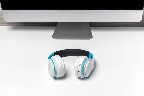 Headphones Table Computer Listening Music Online Entertainment — Stock Photo, Image