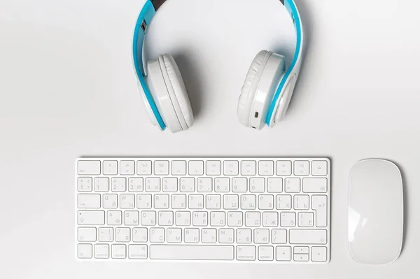 Escritório Mesa Branca Com Fones Ouvido Teclado Mouse Vista Superior — Fotografia de Stock