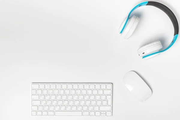 Escritório Mesa Branca Com Fones Ouvido Teclado Mouse Vista Superior — Fotografia de Stock
