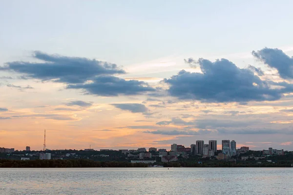 Widok Centrum Rzekę Zachodzie Słońca Kolorowe Niebo Chmurami Krajobraz Miejski — Zdjęcie stockowe