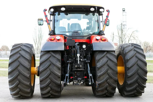 Grande Trator Agrícola Sobre Fundo Branco Equipamento Para Cultivar Terra Fotos De Bancos De Imagens