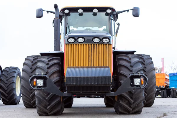 Grand Tracteur Agricole Sur Fond Blanc Équipement Pour Cultiver Terre Photo De Stock