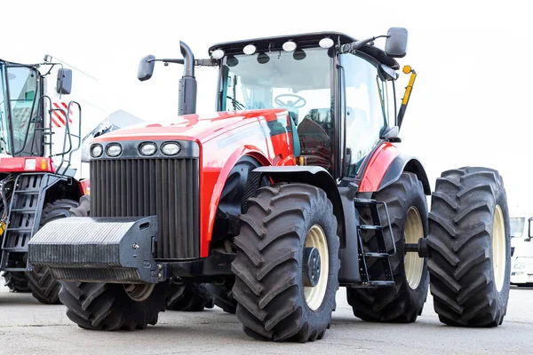 Grand Tracteur Agricole Sur Fond Blanc Équipement Pour Cultiver Terre Image En Vente