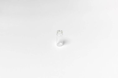 Tıbbi şişe beyaz arka planda izole edildi. İlaç, tedavi, afiş