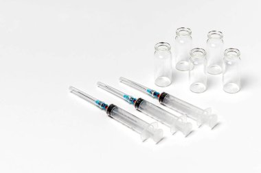 Tıbbi şişeler ve beyaz arka planda izole edilmiş şırıngalar. Tedavi, tedavi arka planı, kopyalama alanı 