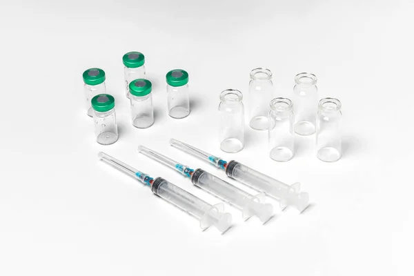 Injekční Lahvičky Víčkem Bez Víčka Injekční Stříkačky Izolované Bílém Pozadí — Stock fotografie