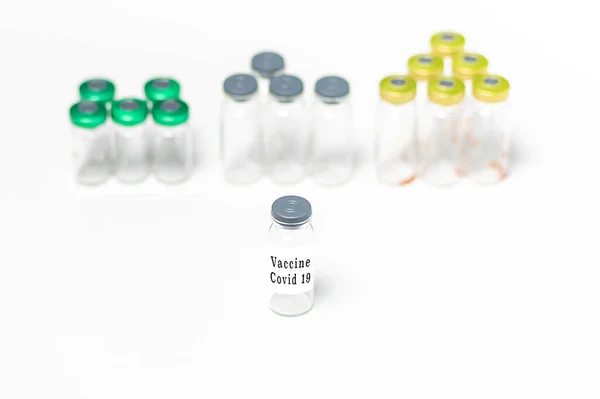 白の背景にキャップが隔離された清潔で使用され 空の医療用バイアル コロナウイルスワクチン サンプル クローズアップ — ストック写真