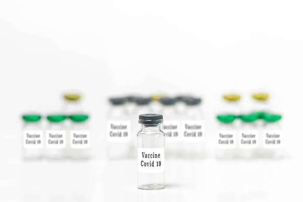 コロナウイルスワクチンの医療用バイアルの閉鎖 Covid 19単離 空のサンプル背景 — ストック写真