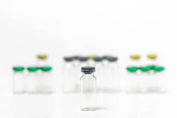 Detailní Záběr Čistých Prázdných Injekčních Lahviček Víčky Izolovanými Bílém Pozadí — Stock fotografie